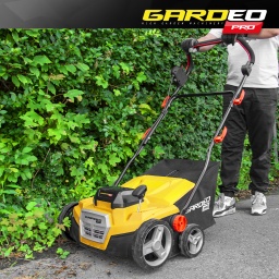 Marque:GARDEO ProGarantie:5 ansDescription:Cette balayeuse rechargeable 2 x 20V de la marque Gardeo Pro vous permettra de nettoyer votre gazon synthétique des feuilles, des aiguilles de pin... et de lui assurer une plus grande durée de vie et un plus bel aspect.Vous pourrez aussi vous en servir pour balayer votre trottoir, votre allée...Elle est équipée d'un bac récolteur de 45L et d'un réglage de hauteur de travail centralisé.
Caractéristiques :- 2 batteries lithium de 20V - 4Ah (fournies)- Chargeur double, temps de charge 2H (fourni)- Largeur de travail : 38cm- Poids net: 12.9kg- Hauteur de travail centralisée 5 positions- Équipé de roues- Bac récolteur de 45L- Rouleau en nylon- Garantie 5 ansCode EAN/GLN:5411074220433Poids:12.90 kg